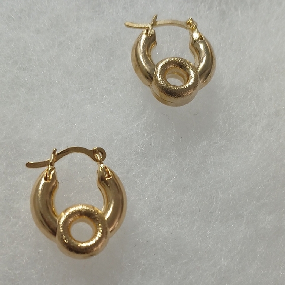 Elegant Gold Hoop Earrings - Picture 6 of 7